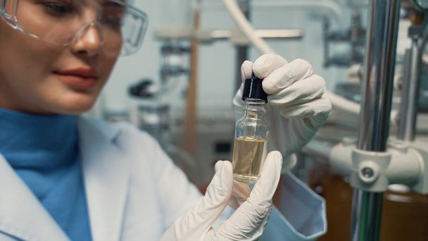 Naukowiec testuje produkt olejowy z konopi w leczniczym laboratorium CBD. Olej konopny zawiera naturalną ekstrakcję cbd z konopi organicznych w gospodarstwie . - Zdjęcie, obraz