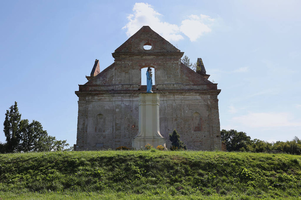 Monastery of the Discalced Carmelites in Zagrze - monumental ruins of the 18th centuryThe Discalced Carmelite Monastery in Zagrze One of the few preserved fortified monasteries in Poland and in the former Polish-Lithuanian Commonwealth. - 写真・画像