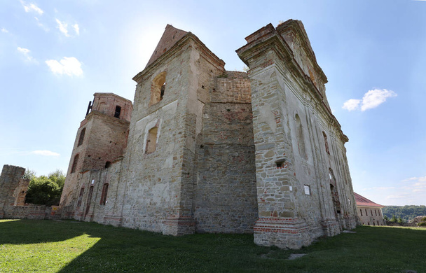 Monastery of the Discalced Carmelites in Zagrze - monumental ruins of the 18th centuryThe Discalced Carmelite Monastery in Zagrze One of the few preserved fortified monasteries in Poland and in the former Polish-Lithuanian Commonwealth. - Foto, Imagem