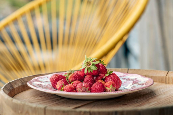 A closeup of ripe strawberries on a plate - Foto, Imagen