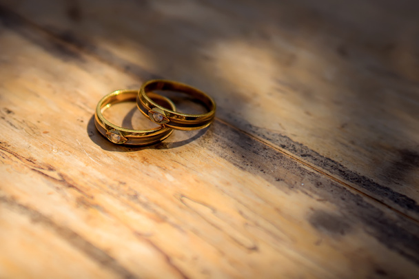 Ένα χρυσό δαχτυλίδι για το γάμο. - Φωτογραφία, εικόνα