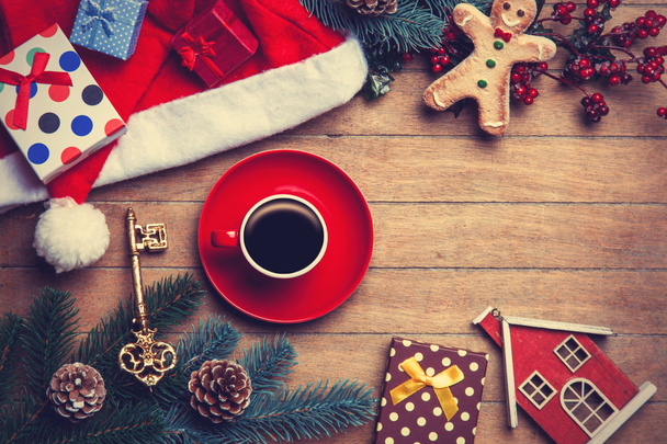 Чашка кофе с сосновой веткой и рождественские подарки на деревянных баках
 - Фото, изображение