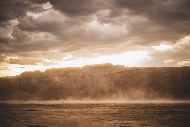 A scenic view of a beautiful dusty canyon against a cloudy sky - Foto, imagen