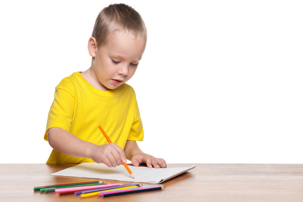 Маленький мальчик рисует на столе
 - Фото, изображение