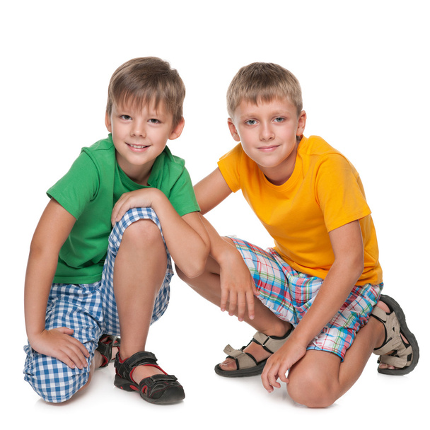 Два мальчика сидят вместе
 - Фото, изображение