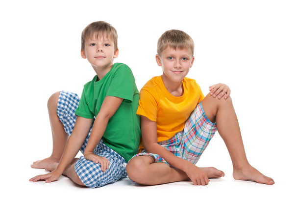 Dva mladí chlapci sedět spolu - Fotografie, Obrázek