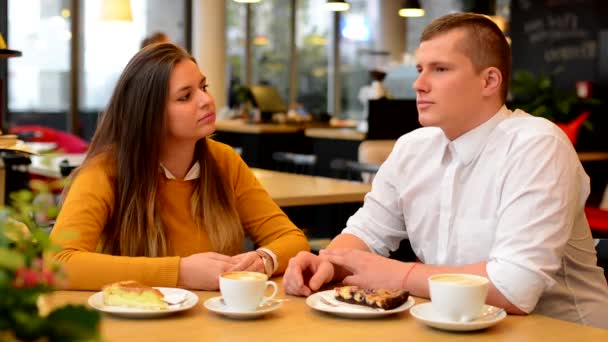 Boldog pár hirtelen nevetni café - a kávé és sütemény - Felvétel, videó