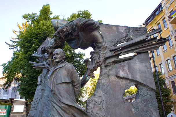 Памятник Вячеславу Черновилю (украинский политический активист 90-х годов) в Киеве, Украина - Фото, изображение
