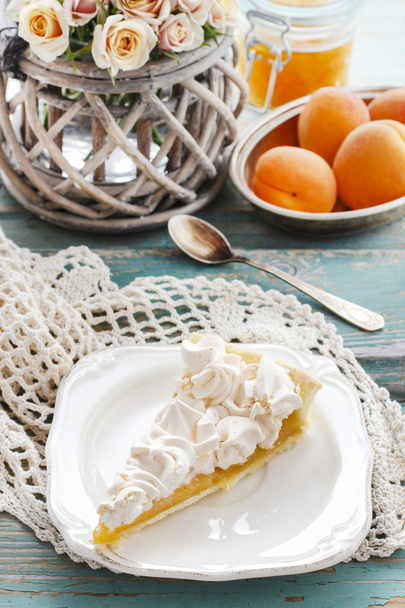 Peach cake with meringue topping - Zdjęcie, obraz