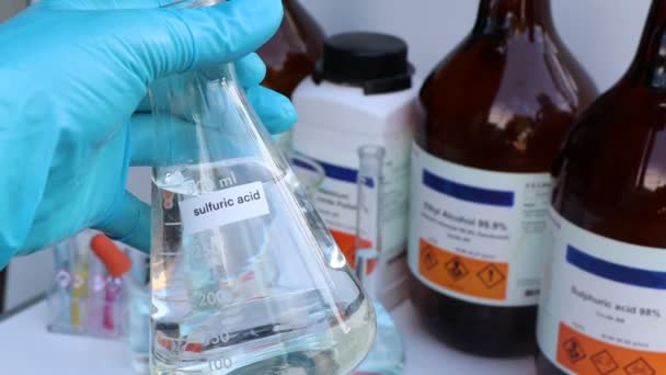 θειικό οξύ σε γυαλί, χημική ουσία στο εργαστήριο και τη βιομηχανία - Πλάνα, βίντεο