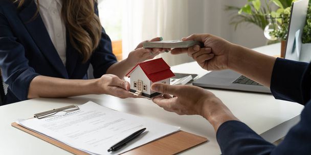 Home sales brokers and real estate investors are exchanging with investors being filing cash to agents hand - Photo, image