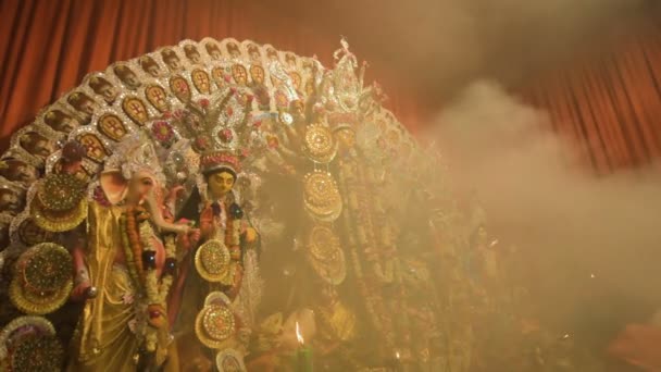 Howrah, India - October 15th, 2021 : Holy smoke is covering Goddess Durga on Sandhi Puja, the sacred juncture of Ashtami, eighth day and Nabami, nineth day, as Hindu ritual for praying to Goddess. - Filmagem, Vídeo