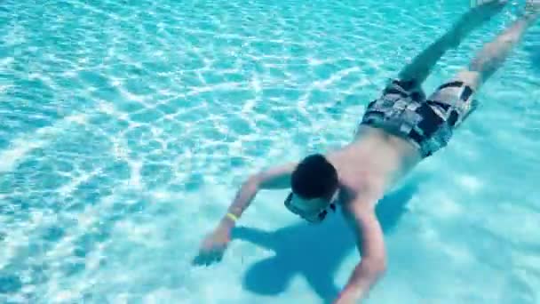 Nastolatek pływa pod wodą - Materiał filmowy, wideo