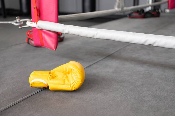 κίτρινα γάντια πυγμαχίας στο Γυμναστήριο.  - Φωτογραφία, εικόνα