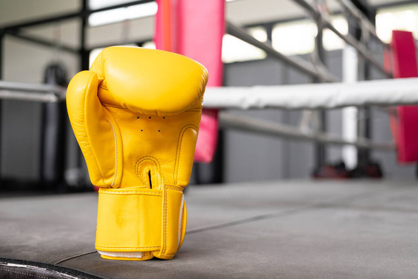 κίτρινα γάντια πυγμαχίας στο Γυμναστήριο.  - Φωτογραφία, εικόνα