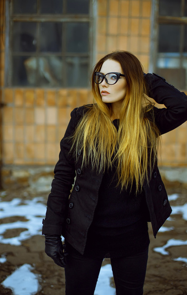 Emotionales Porträt einer schönen Frau mit langen lockigen Haaren und dunklem Abend-Make-up, die eine schwarze Jacke trägt. - Foto, Bild