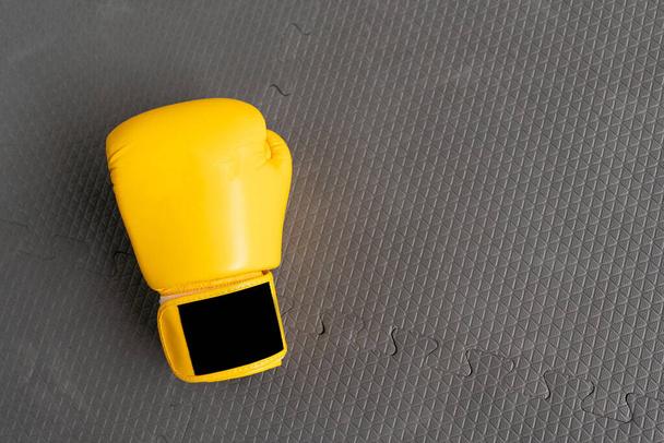 Желтые боксерские перчатки в тренажерном зале.  - Фото, изображение