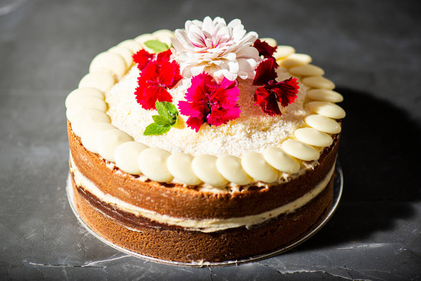 Клубничный торт с маскарпоновым кремом свежие цветы и измельченный кокос. - Фото, изображение