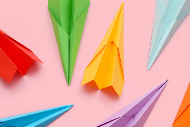 Colorful paper planes on pink background - Foto, Imagen