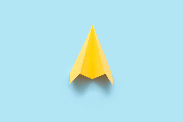 Yellow paper plane on blue background - Foto, Bild