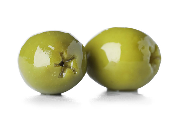 Смачні зелені оливки ізольовані на білому тлі
 - Фото, зображення
