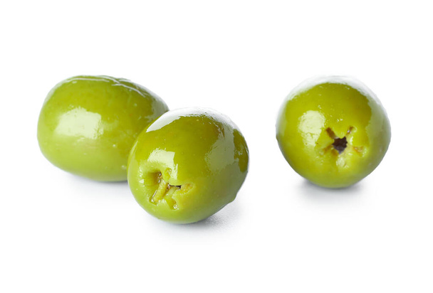 Три вкусные зеленые оливки на белом фоне - Фото, изображение