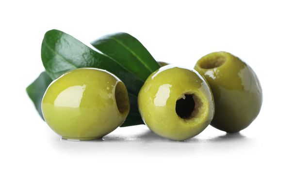 зеленые оливки на белом фоне - Фото, изображение