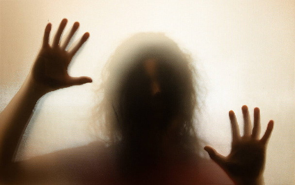 Horror-Geisterfrau hinter dem matten Glas. Konzept für das Halloween-Festival. - Foto, Bild