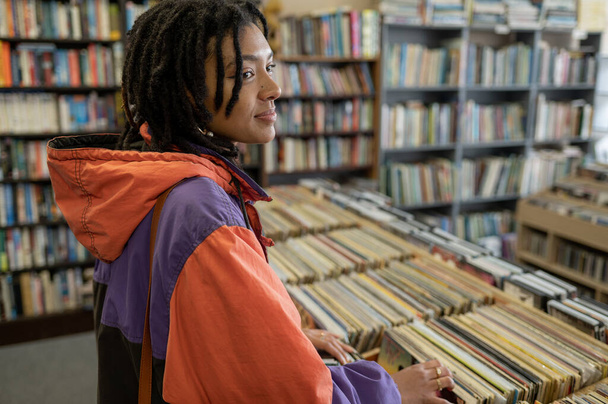 Woman seatching through records at local store - Foto, Imagem