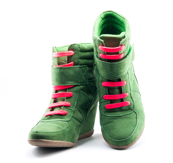 Chaussures vertes avec lacets rouges
 - Photo, image