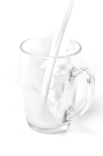 Taza con leche de verter
 - Foto, imagen