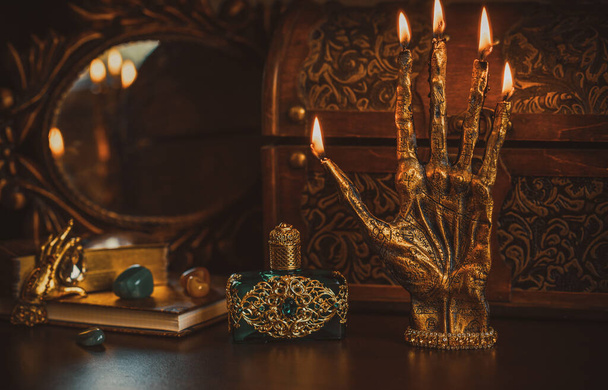 Queimaduras de vela no altar, magia entre velas, energia negativa limpa, conceito wicca - Foto, Imagem