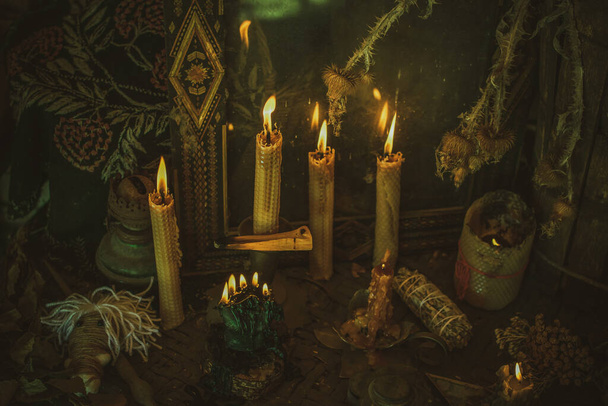 Κεριά καίγονται στο βωμό, μαγεία ανάμεσα στα κεριά, καθαρή αρνητική ενέργεια, έννοια wicca - Φωτογραφία, εικόνα
