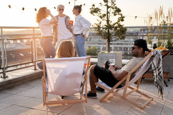 Group of friends recording dances at mobile phone at the rooftop - Foto, Bild