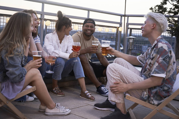 Група друзів на вечірці на даху п'ють коктейлі
 - Фото, зображення