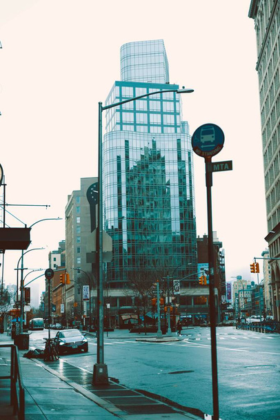 A vertical shot of a modern glass building in rainy New York City - Foto, Imagem