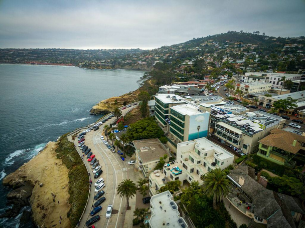 A drone shot of the Pacific Ocean and the La Jolla seaside neighborhood in San Diego, California, on a cloudy day - Foto, immagini