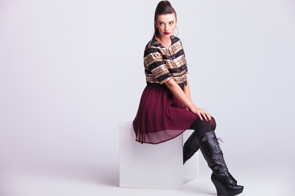  mujer de moda posando sentado
 - Foto, imagen