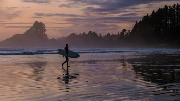 Tofino Vancouver Island Pacific rim coast, surfers with surfboard during sunset at the beach, surfers silhouette Canada Vancouver Island Tofino Vancouver Islander Island  - Foto, afbeelding