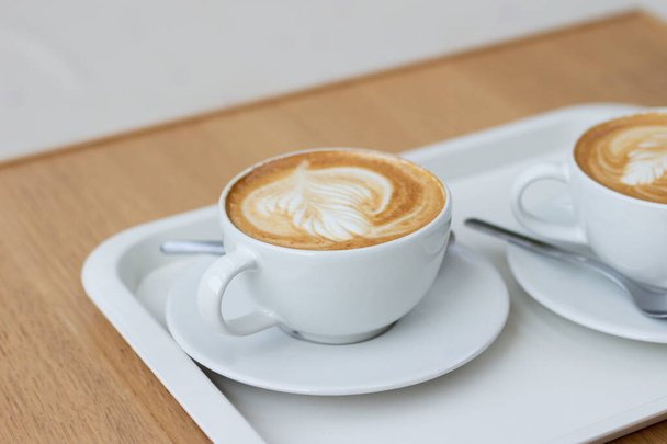 木製のテーブルの上のコーヒーカップ - 写真・画像