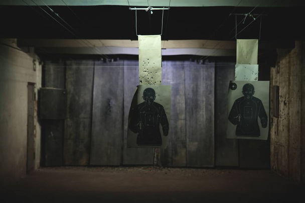 Weapon Bullseye target training in a shooting club - Foto, afbeelding