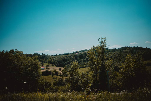 Μια γραφική θέα των βουνών που καλύπτονται με πράσινο σε μια ηλιόλουστη μέρα - Φωτογραφία, εικόνα