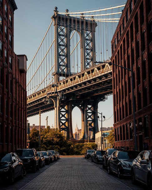 De Brooklyn Bridge met geparkeerde auto 's op de voorgrond - Foto, afbeelding
