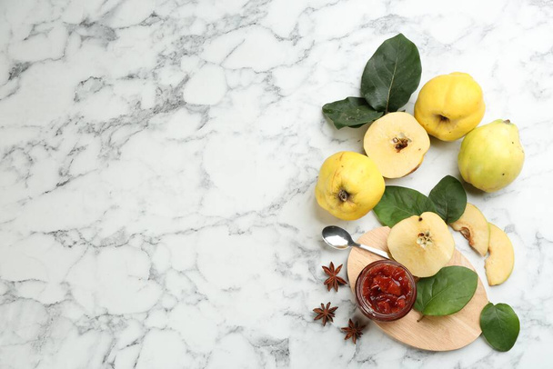 Delicious quince jam and fruits on white marble table, flat lay. Space for text - Fotografie, Obrázek