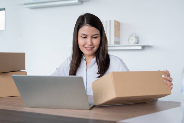 Šťastný mladý asijské žena podnikatel, Hold balíček a úsměv na prodej úspěch internetového obchodu doma kancelář, Koncept obchodníka, malé firmy, on-line podnikání a eCommerce. - Fotografie, Obrázek