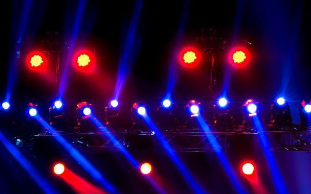 koncert v osvětlení na tmavém pozadí z jeviště - Fotografie, Obrázek