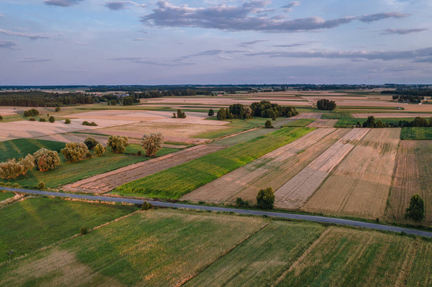 Вид с воздуха с беспилотника на сельский пейзаж в Мазовском районе, Польша, фото беспилотника - Фото, изображение
