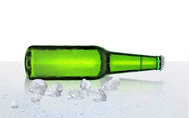 Μπουκαλάκι μπύρας με σταγόνες νερού και παγάκια σε λευκό φόντο - Φωτογραφία, εικόνα