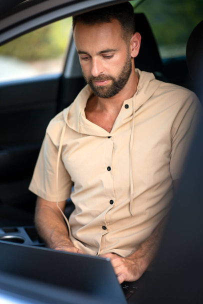 Automekaanikko käyttää kannettavaa tietokonetta auton diagnostiikkaan. Korjaus, auton palvelukonsepti  - Valokuva, kuva