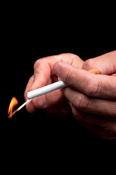 Hombres de luces de la mano un cigarrillo - Foto, Imagen